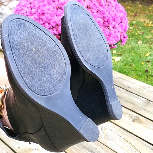 Super Hot Ankle Boots! LIKE NEW! Zigi Soho Faux Leather, Gold Chains, Wedge, 8 - Picture 16 of 17